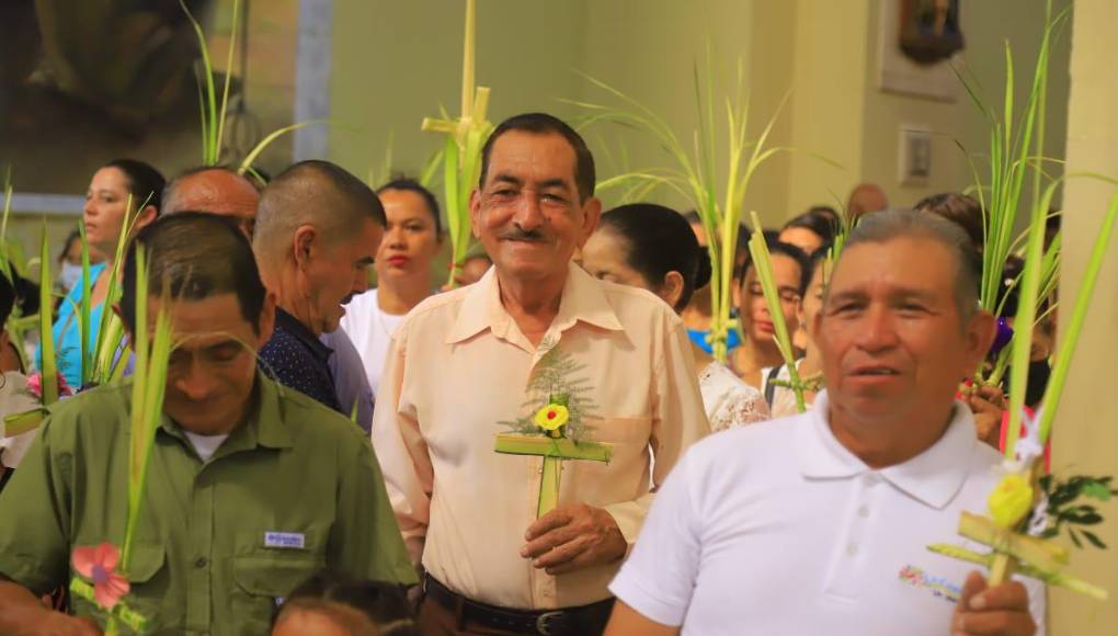 Los adultos mayores tuvieron gran presencia en esta celebración católica en la capital industrial. 