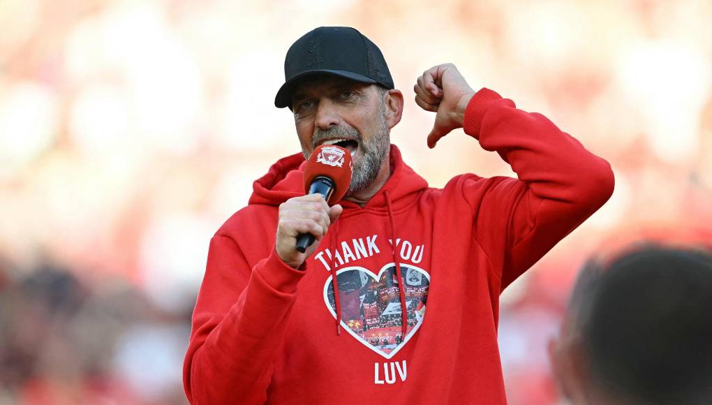 Asimismo, en su homenaje, el mismísimo Jürgen Klopp anunció queArne Slot será el nuevo DT de Liverpool e invitó a los aficionados a cantar por el exentrenador de Feyenoord.