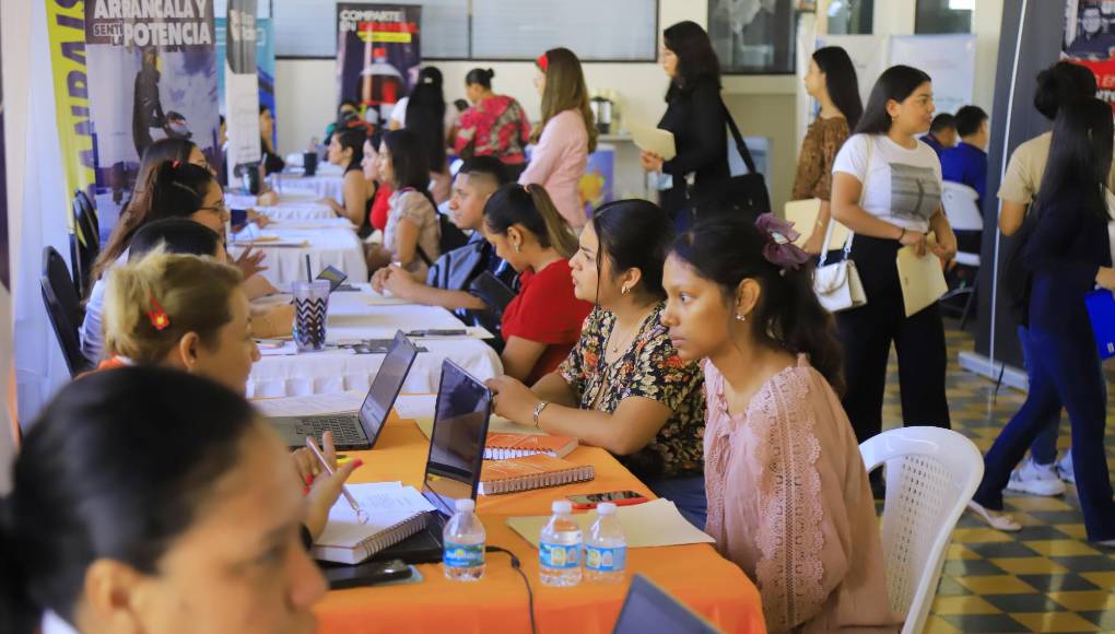 Las empresas participantes como Carso, Super Repuestos, Cadelga, Grupo Comidas, Sportline, Cable Color, Fundevi, World Vision, Distribuidora del Caribe, Grupo Platino, SherwinWilliams, Tigo, Grupo Ferromax, Femosa, Grupo Macdel, Infra de Honduras, Banpaís y Emdep, realizan entrevistas rapidas a los solicitantes.