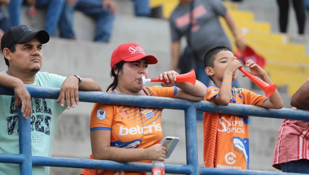 Bellas chicas y ambientazo en la vuelta del UPN-Vida: gran recibimiento al Rojo