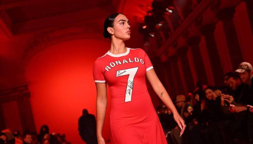 La novia de Cristiano Ronaldo desfiló en la Semana de la Moda en París con un atuendo parecido a la camiseta del Manchester United, que llevaba la firma y una dedicatoria especial del delantero.