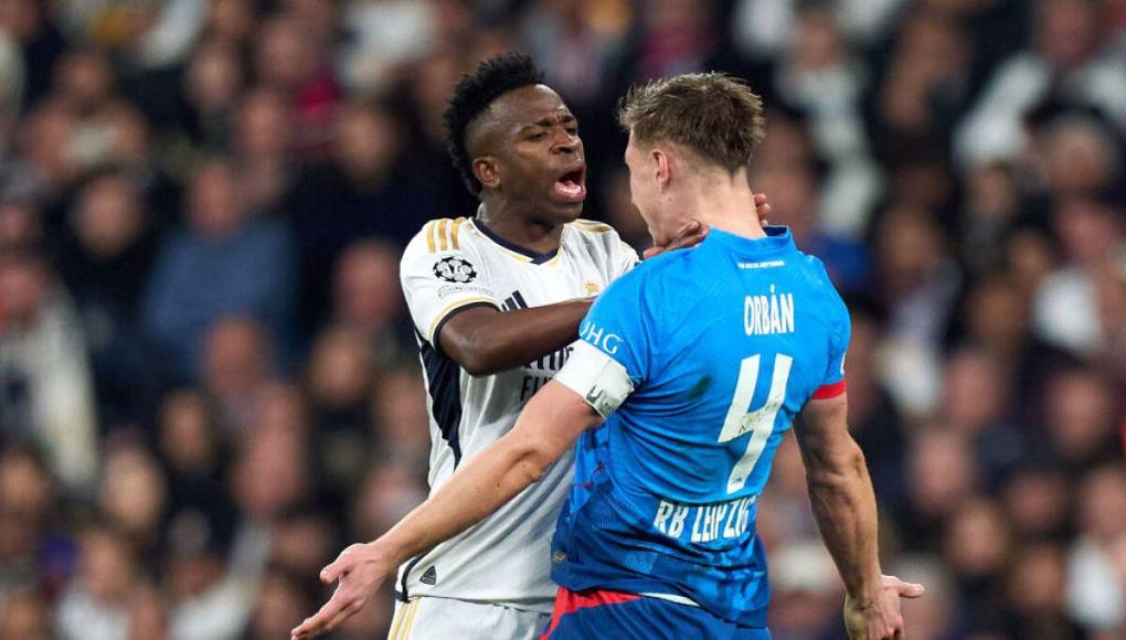 En los primeros minutos del segundo tiempo, Vinicius enloqueció, se encaró con el jugador Willi Orban tras hacerle una falta y luego le dio tremendo empujón con las manos en el cuello.