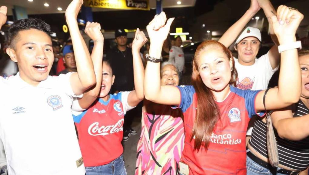 Olimpia sumó su título número 38 y los aficionados se fueron a festejar por lo alto la nueva copa del club.