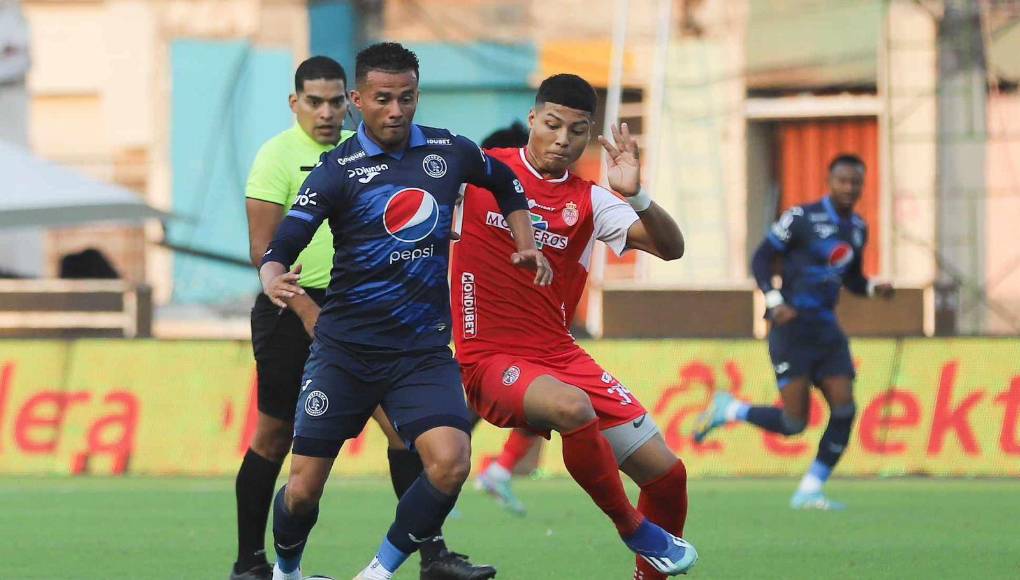 El partido se fue 0-0 al descanso y todo parecía que iba a seguir en el mismo camino en el segundo tiempo, pero se vino el festín de Agustín Auzmendi. 