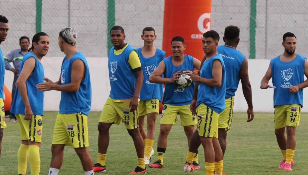 Jugadores del Génesis en los ejercicios de calentamiento.