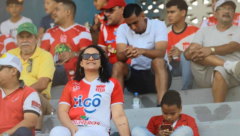 Ambientazo en Vida-Motagua, bella novia de legionario y personaje se robó el show