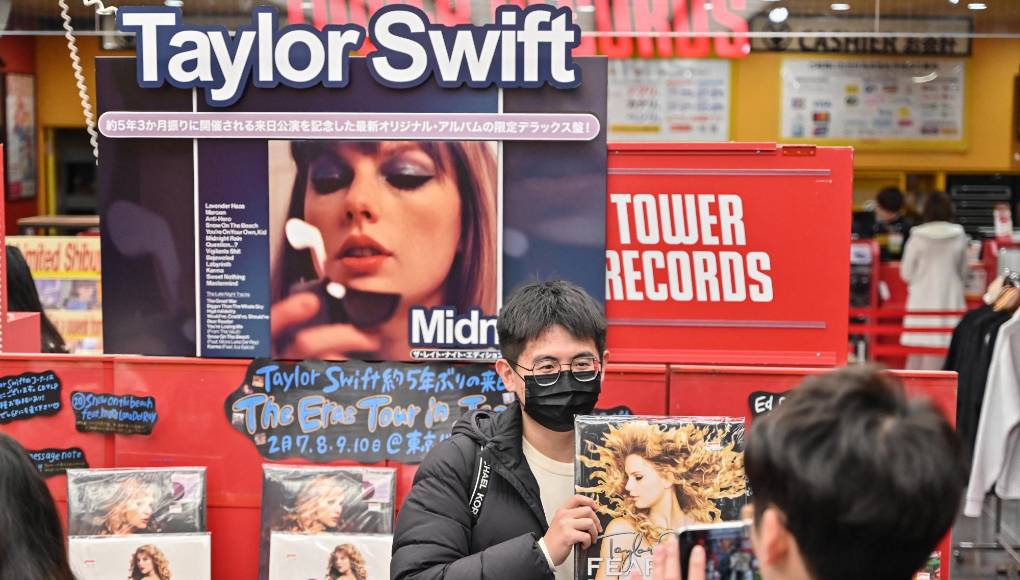 “Estoy tan impaciente de poderla ver por fin. Toda su música es tan diferente. Te puedes identificar con ella fácilmente, es fuerte y sorprendente”, añade esta fan australiana.