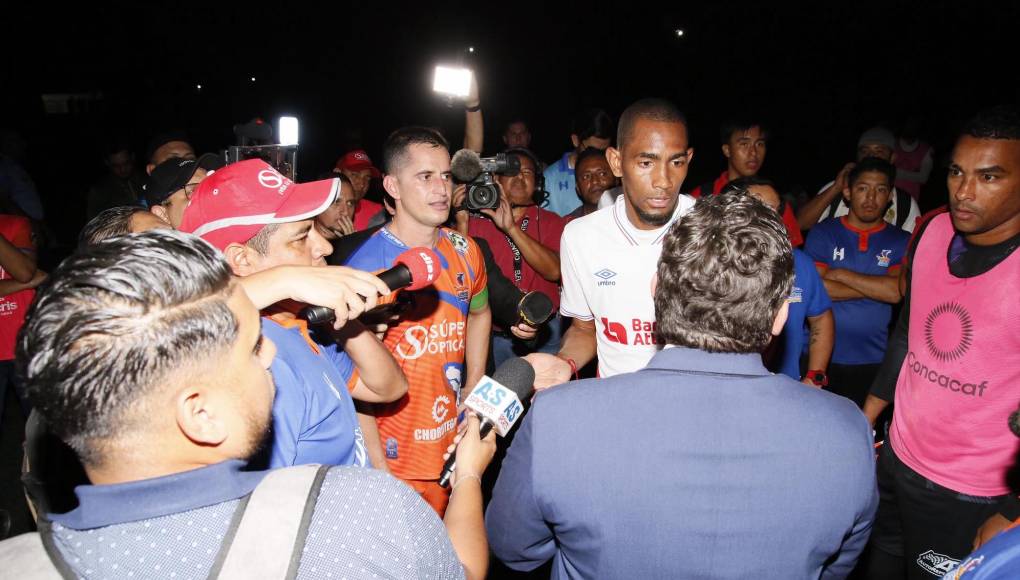 El comisario Xavier Banegas dialogó con los capitanes de la UPN y el Olimpia.