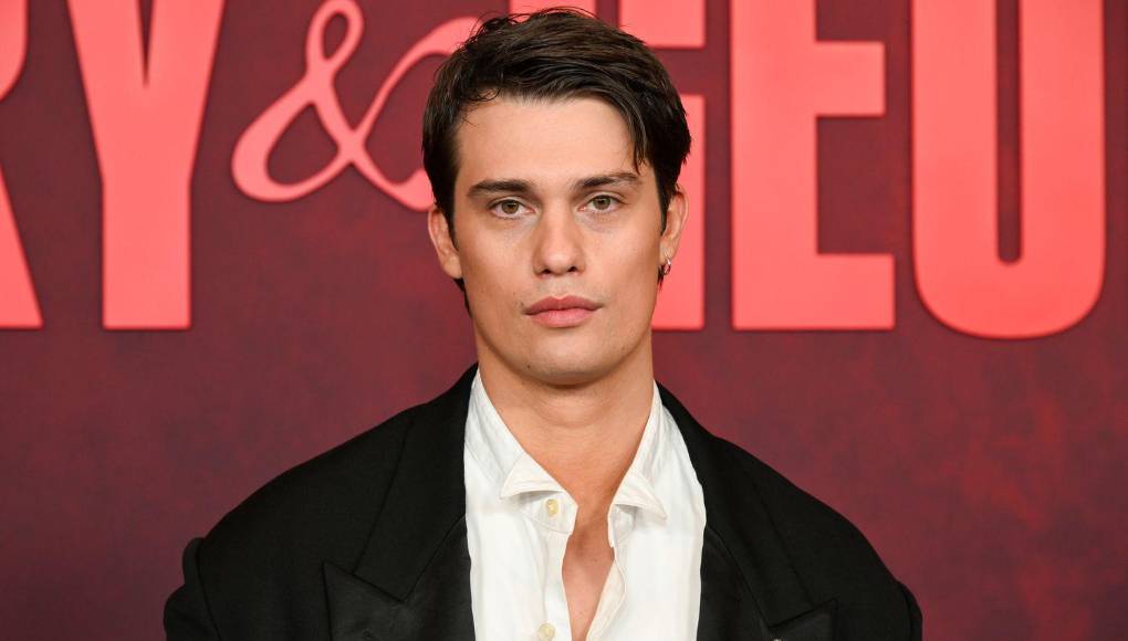 Pero fue su interpretación en “Cenicienta” (2021), junto a Camila Cabello, lo que le brindó un reconocimiento mayor. “Tuve que interpretar ‘Somebody to Love’ de Queen a capella durante mi audición”, describió Galitzine sobre el desafío que enfrentó para obtener este papel.