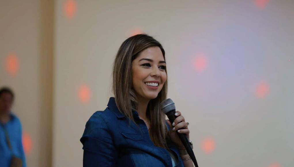 ”Ella solo lee los discursos protocolarios que le ponen, hasta para eso se ha equivocado y la hemos respaldado porque siguen en el poder y hoy por hoy miramos un gobierno fracazado”, detalló la diputada de la estrella solitaria.