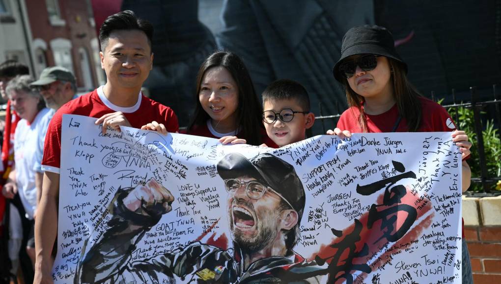 Los fanáticos del Liverpool llegaron acompañados de carteles con el rostro de Klopp y con mensajes al estratega. 