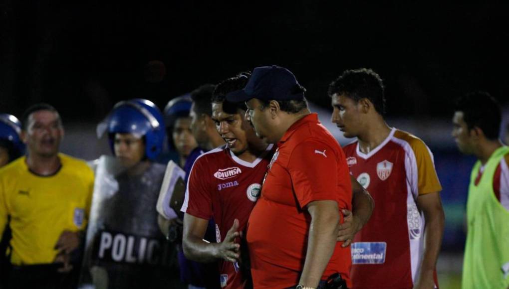 Cabe recordar que fue el narco hondureño Devis Leonel Maradiaga, jefe del cartel de los Cachiros, quien confirmó durante su testimonio en el juicio contra Fabio Lobo -hijo del expresidente Porfirio Lobo- en Nueva York que había mandado a matar al socio de Hernández, Melvin Sanders, en 2013. 