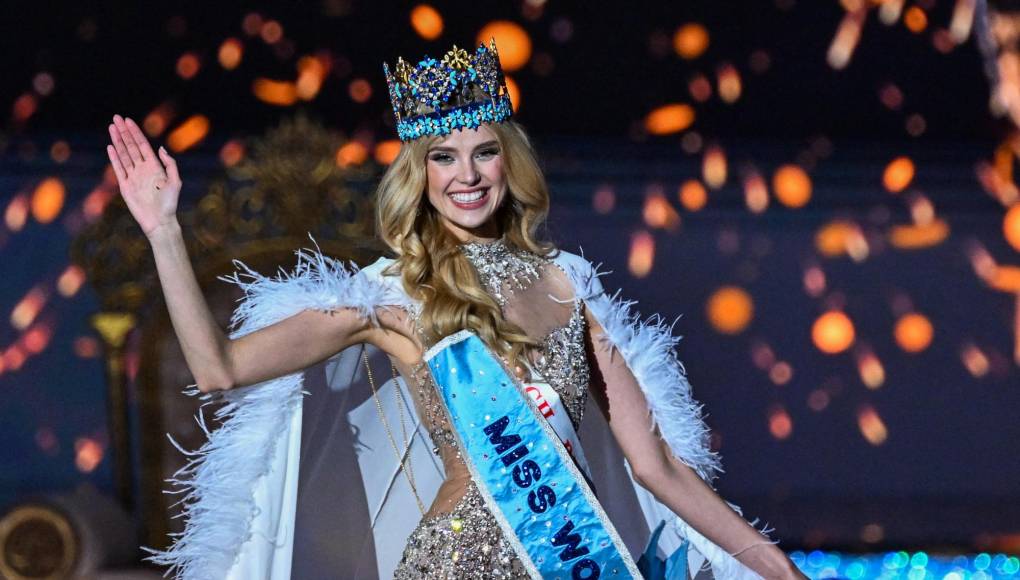 La checa, de 25 años, sucede así en el trono de Miss Mundo a la polaca Karolina Bielawska, quien pasó el testigo de la ansiada corona azul a Pyszková una vez proclamada vencedora.