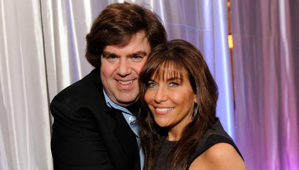 En esta fotografía se puede ver a Dan Schneider de 58 años, junto a su esposa Lisa Lillien. 