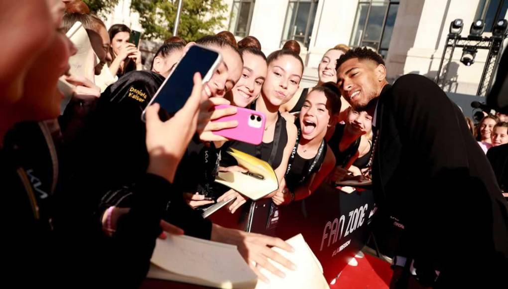 Jude Bellingham, el mediocampsita inglés del Real Madrid, fue la gran sensación en los Premios Laureus del Deporte Mundial y a su llegada al Palacio Cibeles de Madrid se tomó fotos con aficionadas.