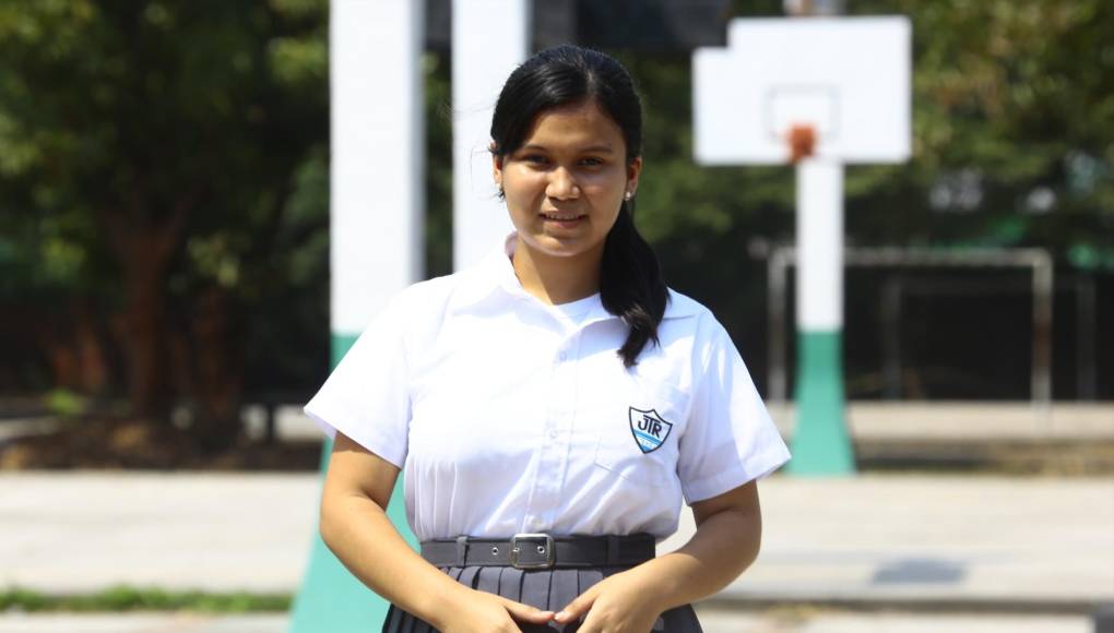 Evelin Abigail Pineda Ordóñez, de 16 años de edad y estudiante del Bachillerato Técnico Profsional en Contaduría y Finanzas cuenta con un índice académico del 98%.