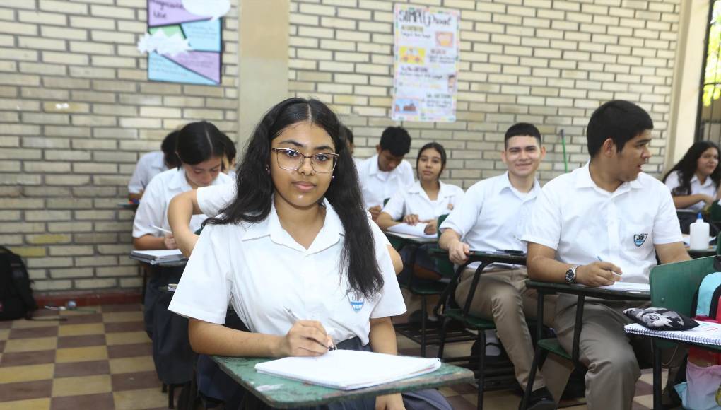 Esta jovencita sampedrana relató que sus clase favorita es Estudios Sociales y que dedica su triunfo académico a sus padres por apoyarla siempre en sus estudios.