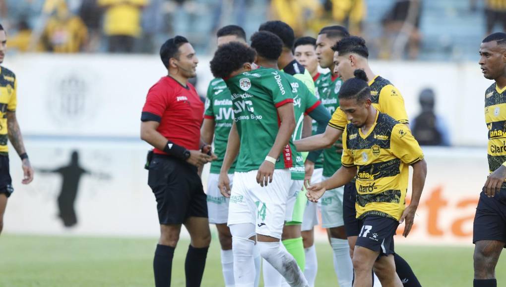 Javier Arriaga salió triste por su expulsión en el derbi sampedrano.