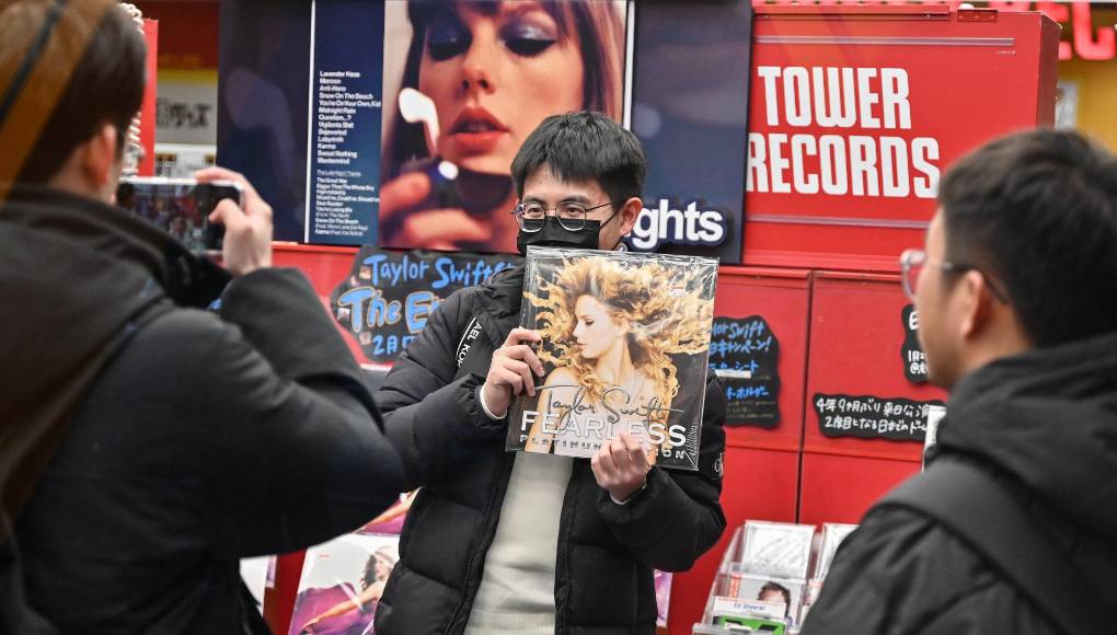 Un Tokio-Las Vegas el sábado. El fenómeno Taylor Swift llegó a su apogeo el domingo, después de que la artista de 34 años entrara en la historia del pop al conseguir un cuarto Grammy al mejor álbum del año, superando a Frank Sinatra, Paul Simon o Stevie Wonder.