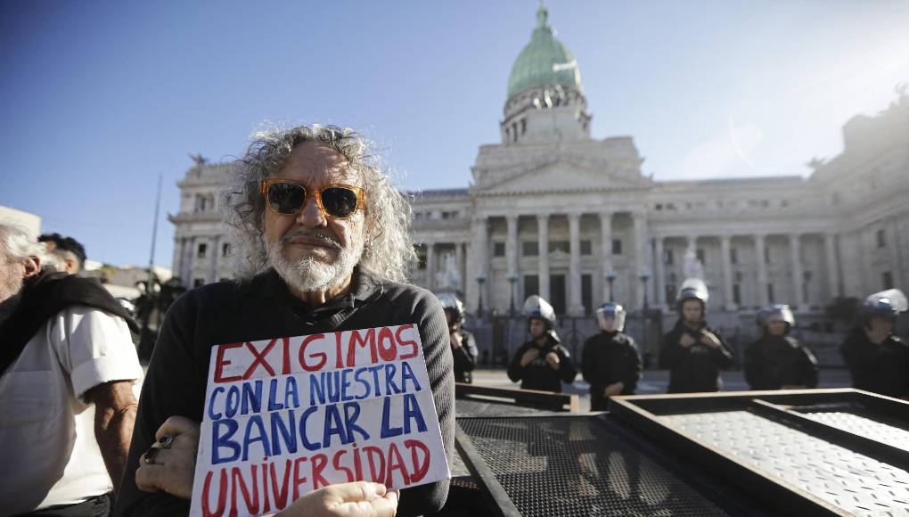 Con esto se refirió a la presencia anunciada de políticos peronistas como el gobernador de la provincia de Buenos Aires, Áxel Kicillof, y el exministro de Economía y excandidato presidencial, Sergio Massa; del líder de la Unión Cívica Radical (UCR, centro) Martín Lousteau; así como la Confederación General del Trabajo (CGT), principal central sindical del país, y movimientos piqueteros o de izquierda.