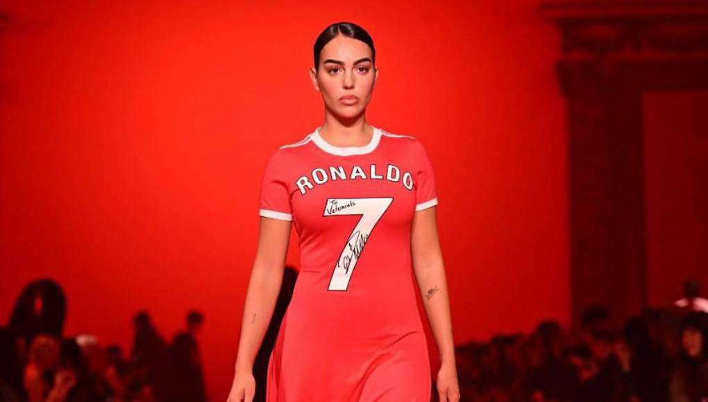 Georgina se viralizó en redes sociales por la vestimenta que utilizó en homenaje a Cristiano y acaparó todos los focos con su llamativo vestido en Francia.
