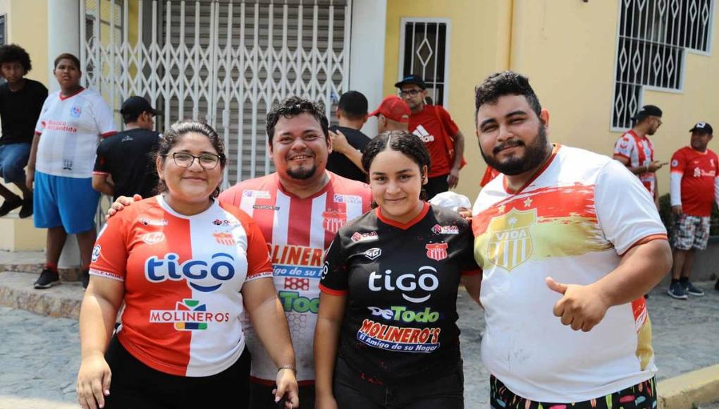 En familia se disfruta mejor el fútbol, así lo representan estos seguidores del club cocotero.