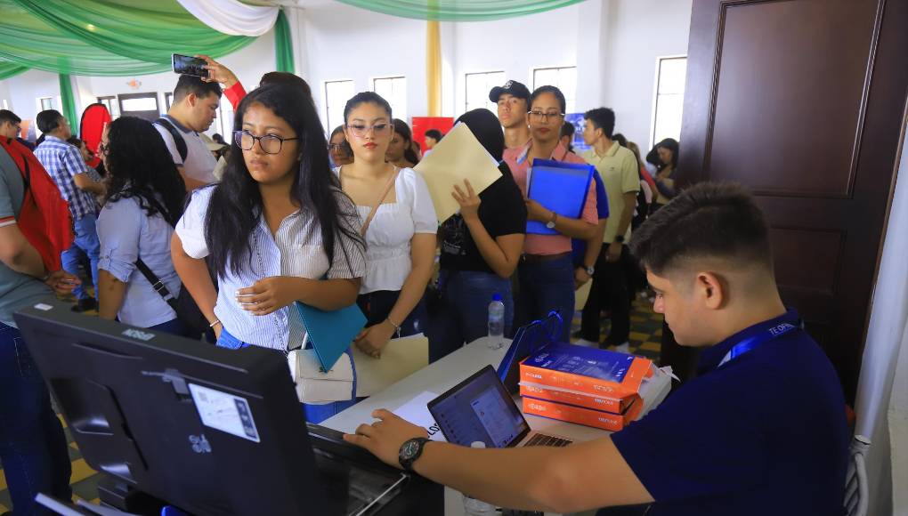Jeanine Salman, de Arch Latam, manifestó que cuentan con alrededor de 12 empresas más aparte de las 38 que participan en la feria, que tienen plazas, por lo que hace un llamado a los interesados a seguir las redes sociales de la organización en donde publican estas vacantes.