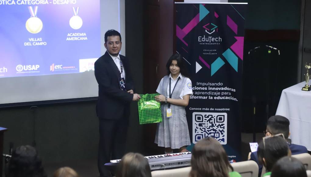 También se brindó un reconocimiento especial a la estudiante de la escuela bilingüe Educación Cristiana Sampedrana por su demostración de dibujo digital.