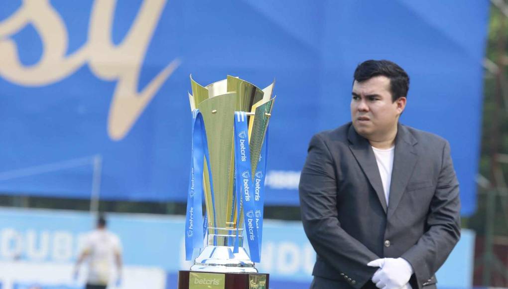 La copa que levantará el campeón del torneo Clausura estuvo presente en el estadio Yankel Rosenthal.