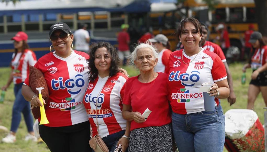 Bellas chicas y ambientazo en la vuelta del UPN-Vida: gran recibimiento al Rojo