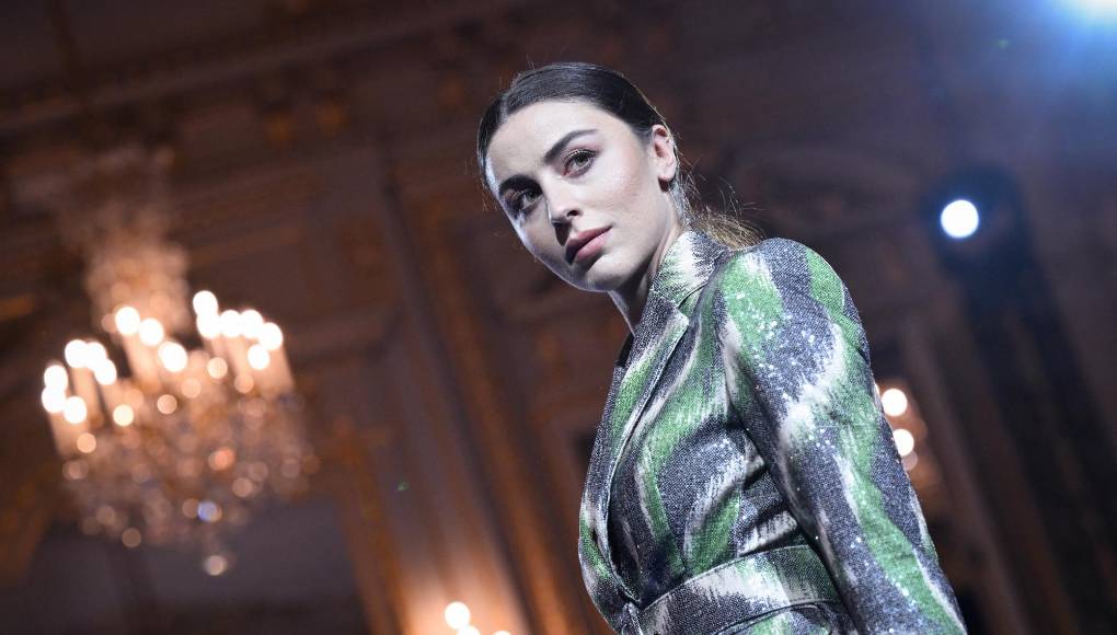 En plena Semana de la Moda de París, y en las mismas fechas que desfiles de grandes nombres de la alta costura francesa, como Dior o Saint Laurent, Lombardi, interpretado por el actor Julián Arango, presentó en un lujoso hotel de la capital francesa una serie de creaciones de inspiración étnica. 