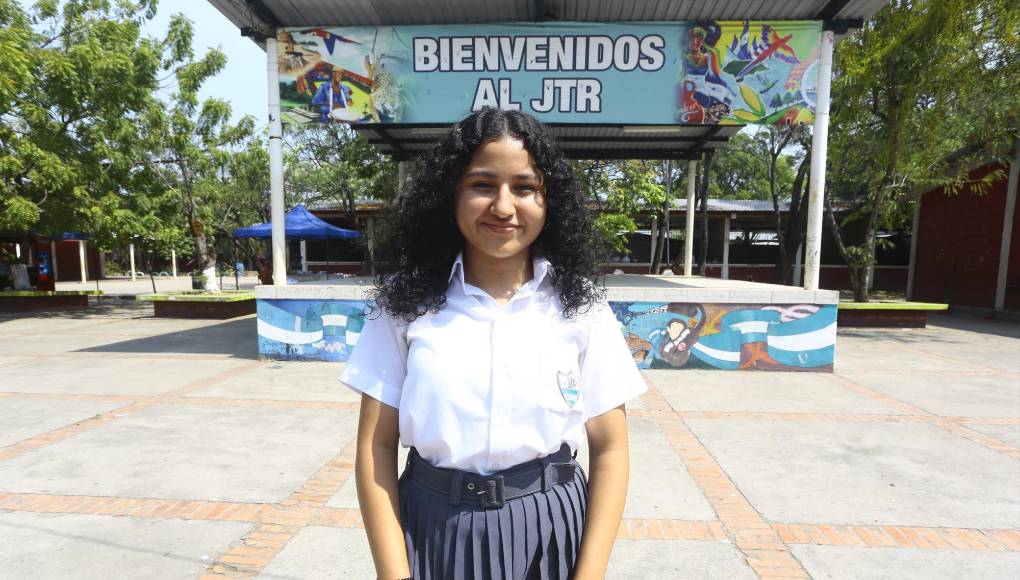 Francia Nicol Suazo Alcerro es una joven con 17 años de edad, estudiante del Bachillerato en Ciencias y Humanidades y cuenta con un índice académico del 99%.