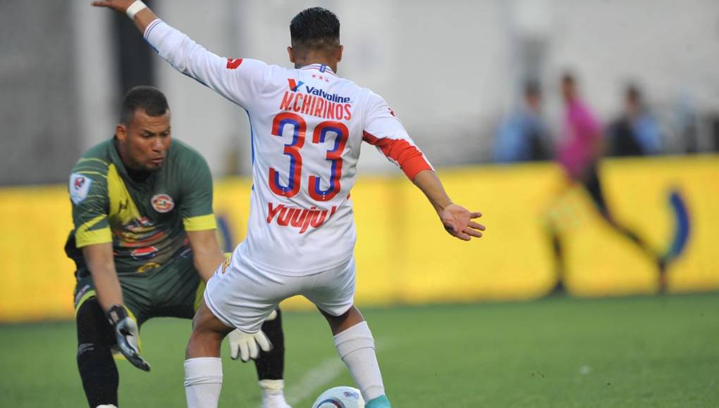 Michaell Chirinos le robó el balón a Gerson Argueta para marcar el primer gol del Olimpia contra el Génesis.