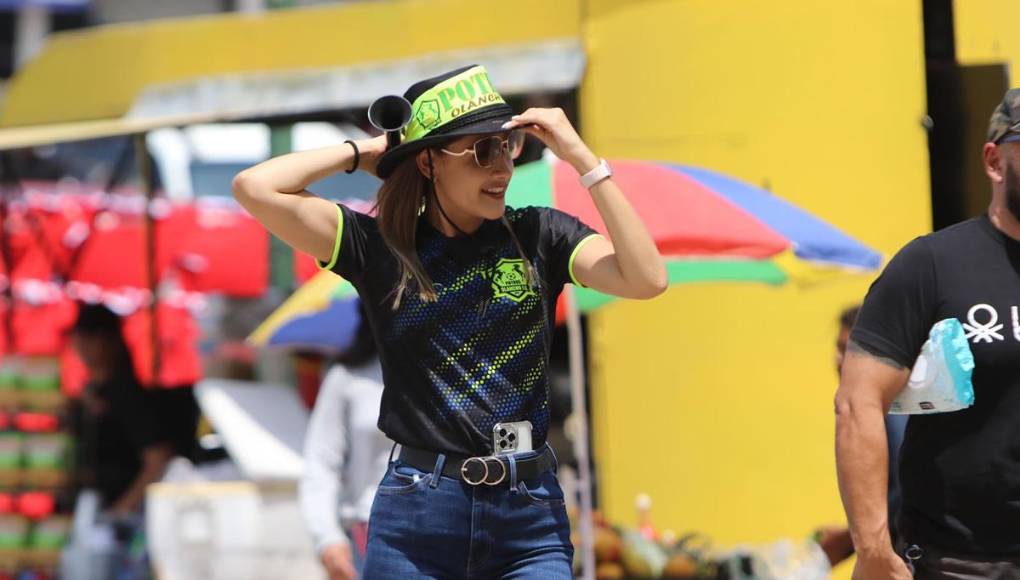 Otra guapa aficionada del Olancho FC que llegó al estadio Juan Ramón Brevé Vargas.