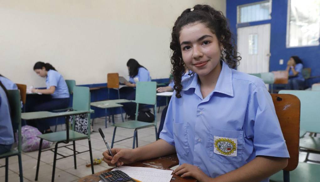 Astrid Daniela Valle George, de 17 años de edad, estudiante del décimo de Bachillerato Técnico en Informática y quien cuenta con un índice académico del 95% detalló que su excelencia se debe a su disciplina y formación que le han brindado en su hogar, además que se considera una persona muy competitiva.