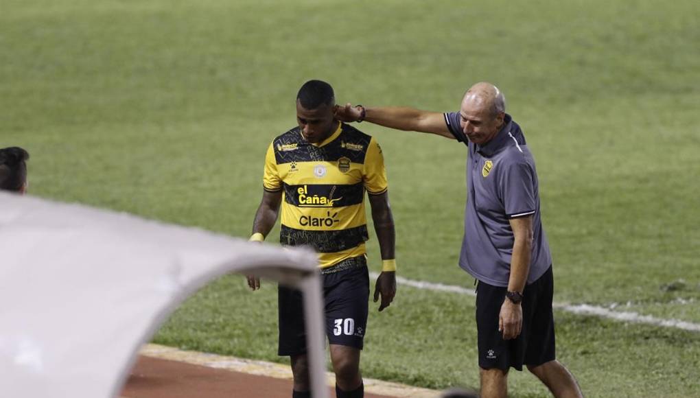 Miguel Falero felicitó a Carlos Small tras su partido.