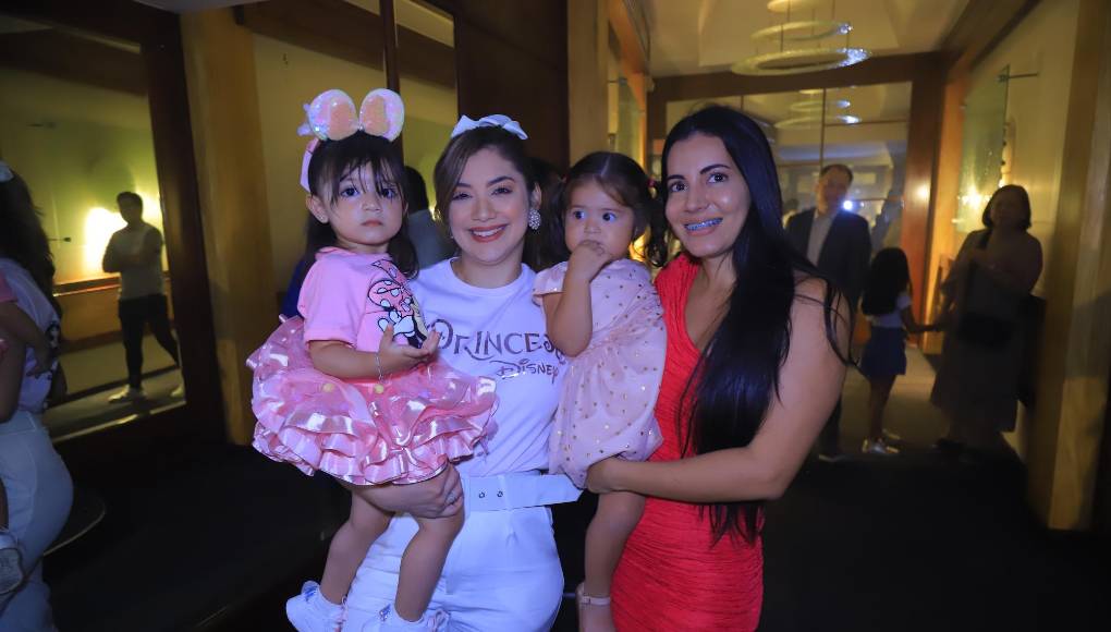 Aitana y Astrid Erazo junto a Jarcy y Vanessa Martínez