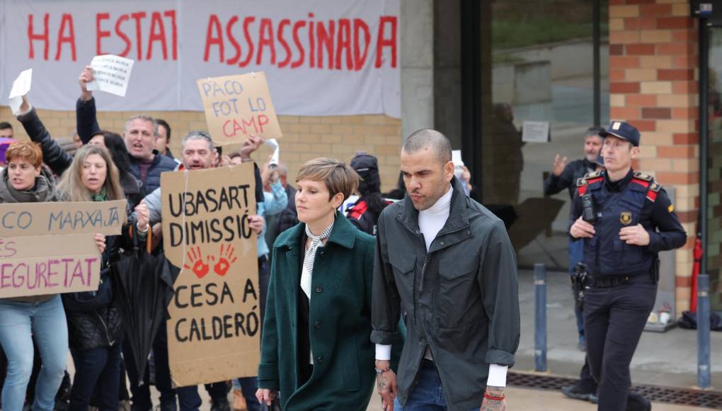 Al brasileño, la justicia le impuso también otras medidas para salir en libertad provisional hasta que haya sentencia firme, como la retirada de sus dos pasaportes, la obligación de comparecer semanalmente en la Audiencia, no salir de España o la prohibición de acercarse a la víctima.