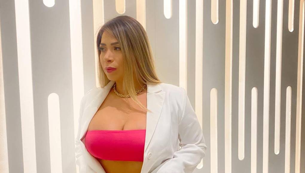 Ellos la encañonan con sus armas de fuego y la obligaron a abandonar su vehículo e irse con ellos.