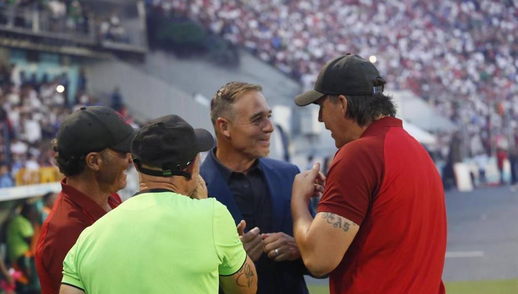 Gustavo Reggi, asistente técnico del Olimpia, y Hernán ‘La Tota’ Medina charlando antes del inicio del partido.