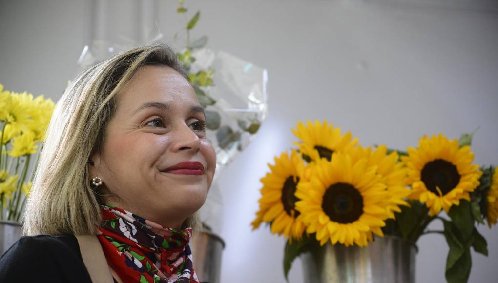 Cook compartió que las flores le transmitían calma, por lo que iba al mercado Guamilito a comprar flores los fines de semana para crear arreglos para su casa.