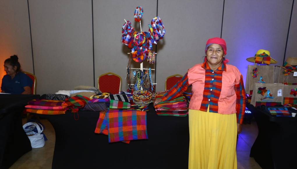 Doña María Remigia Domínguez, emprendedora del Bazar del Sábado y originaria del Cacao, Intibucá, muestra sus productos en la Expo Buen Provecho 2024.