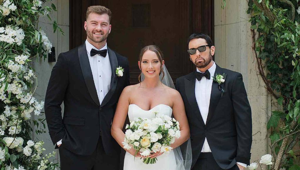 En las fotos que han trascendido de la boda de Hailie, se la puede ver posando con su flamante esposo y su padre, que se enfundó un favorecedor esmoquin para la ocasión. Eso sí, como buena estrella de la música que es, no se quitó las gafas de sol frente a las cámaras.
