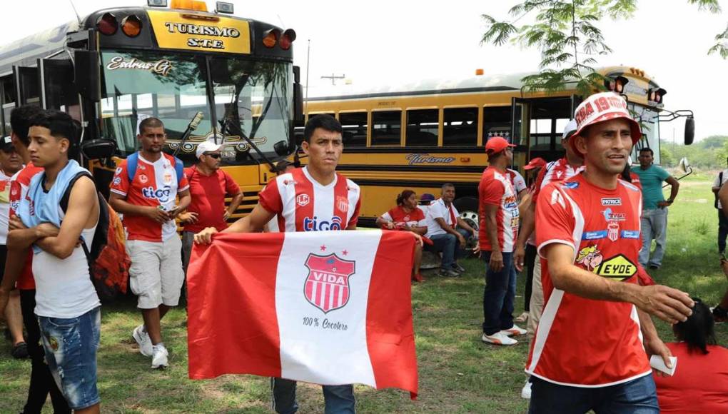 Bellas chicas y ambientazo en la vuelta del UPN-Vida: gran recibimiento al Rojo