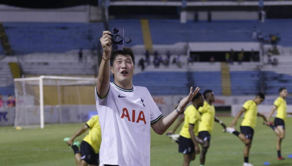 El asiático se dedicó a realizar algunas grabaciones y se mostró emocionado por el ambiente. Lucía la camiseta del Tottenham.