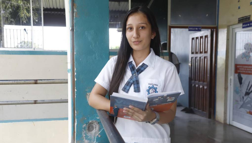 Stefhany Gabriela Paz Salvador, de 17 años de edad y estudiante del tercer año de Administración de Empresas y quien cuenta con un índice académico del 97% dijo que su triunfo como buena estudiante es gracias a Dios y su familia “Me considero una persona muy aplicada a la hora de realizar mis tareas y soy muy cuidadosa hasta en los pequeños detalles de mis trabajos, trato de dar el 101% de mí”.