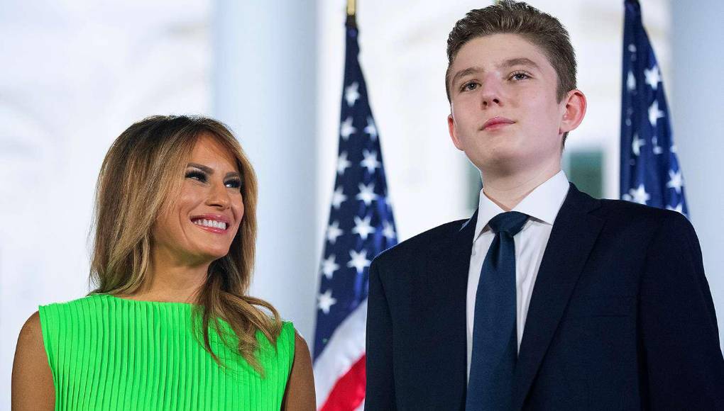 Tras la victoria electoral de Trump en 2016, Melania retrasó su mudanza a la Casa Blanca por seis meses a la espera de que Barron terminara su año escolar en Nueva York. 
