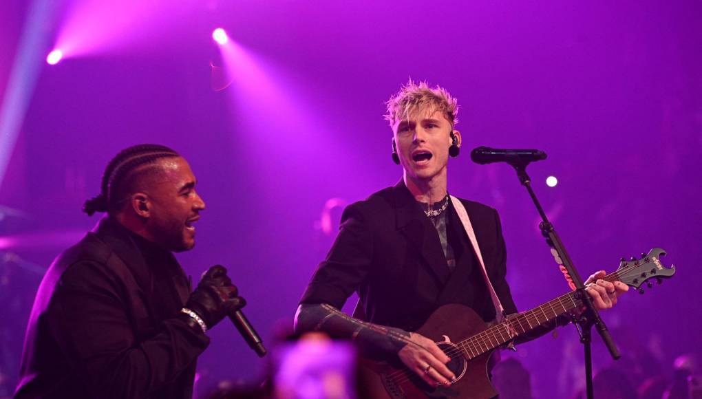 Finalmente, el reconocido rapero estadounidense Machine Gun Kelly fue su acompañante con la famosa ‘Danza Kuduro’. Ese fue uno de los momentos más surrealistas de la noche.