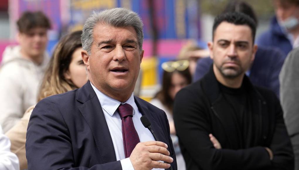 El entrenador del FC Barcelona, Xavi Hernández, que en principio iba a seguir al frente del equipo azulgrana la próxima temporada, podría ser destituido en las próximas fechas, según informaron varios medios españoles este viernes.