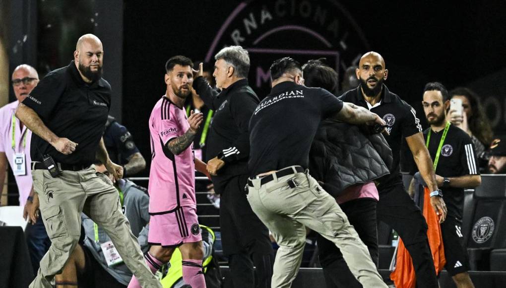 La seguridad del estadio logró detener al intruso antes de acercarse a Messi, aunque el guardaespaldas del futbolista estaba atento a todo.